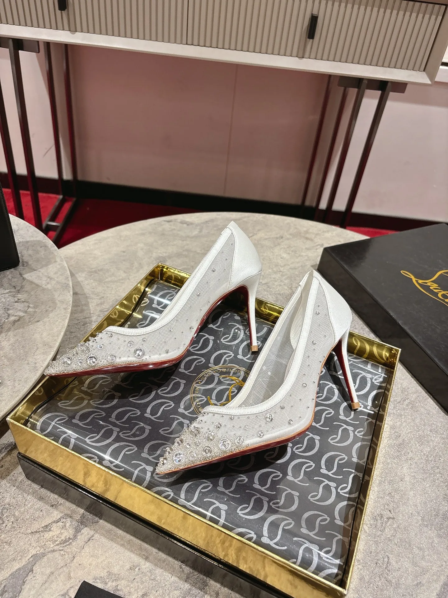 👟👟Ex-factory price 740👟👟 🆑❥∙ Mesh seam drill (single shoe)🦋✪ꫛꫀw.✔︎ This style features a slightly pointed toe made from white mesh with crystal beads and diamonds, a 65mm heel height, hand-placed crystals added to the front, and our signature Louboutin red sole with Christian Louboutin's signature and heart-shaped imprint logo on the insole. Size: 34 yards-42 yards (34.40.41.42. Customized, non-returnable and non-exchangeable‼️) Heel height: 6.5cm Color: White Apricot